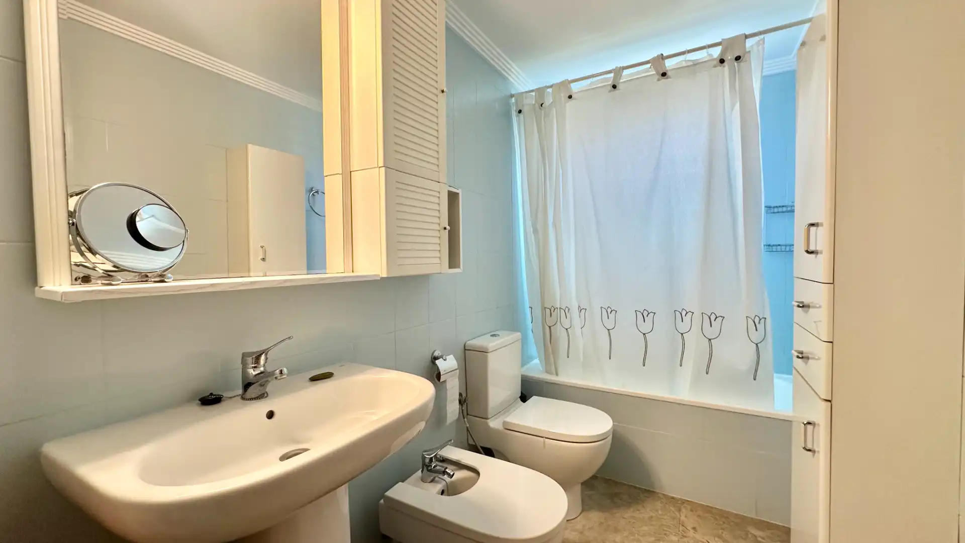 Badezimmer von Dachboden zum Verkauf in Salou mit Klimaanlage, Möbliert und Balkon
