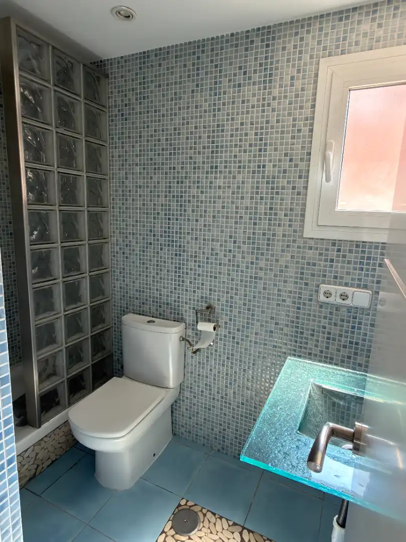 Bathroom of Flat for rent in Madrid  with Air Conditioner, Heating and Parquet flooring