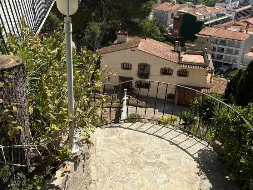 Vista exterior de Pis per a compartir en L'Estartit amb Jardí privat, Moblat i Balcó