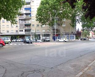 Vista exterior de Edifici en venda en Alcalá de Henares