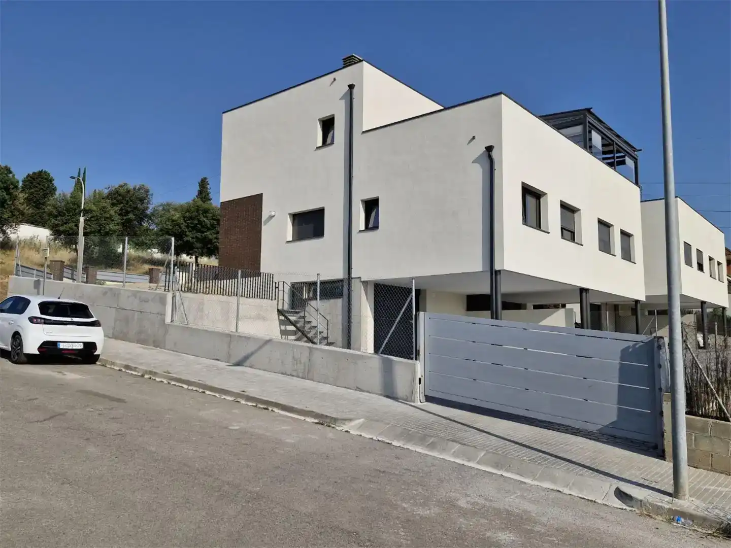 Vista exterior de Casa adosada en venda en Llinars del Vallès amb Aire condicionat