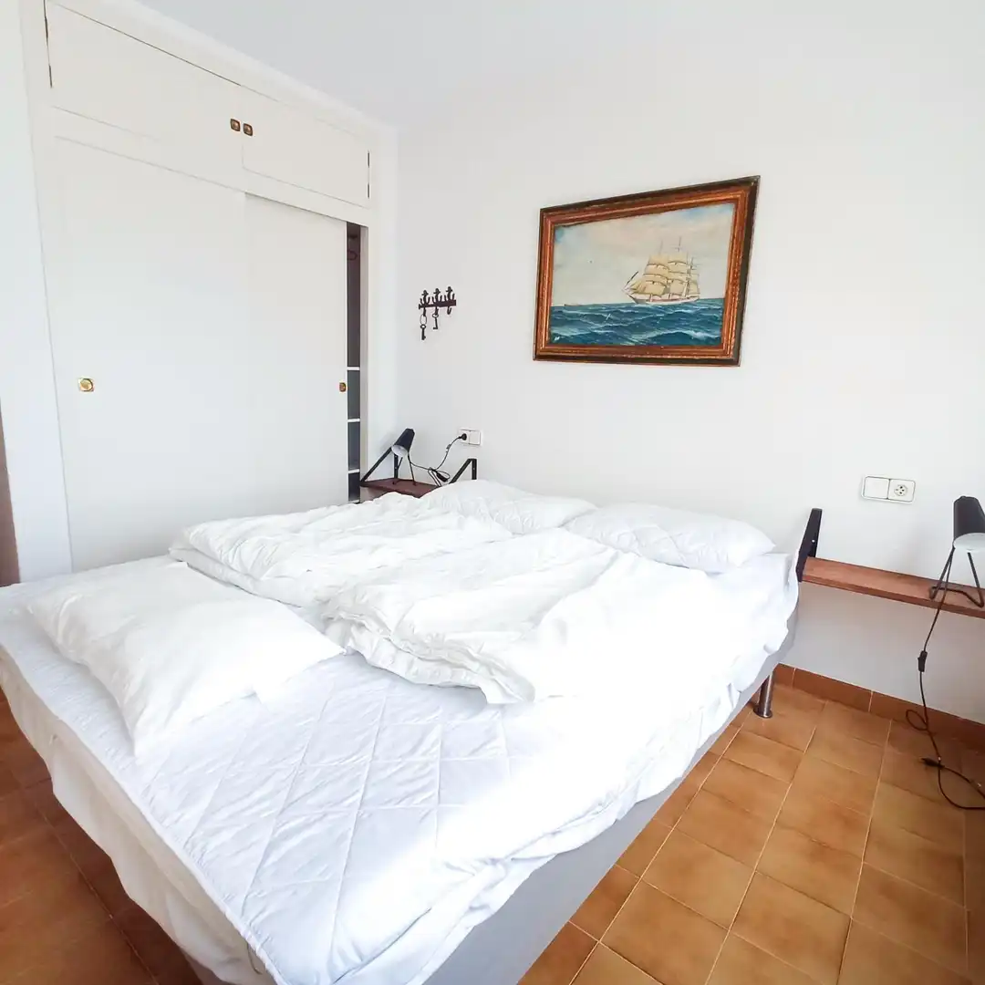 Habitación de Apartamento de alquiler en L'Alfàs del Pi con Aire acondicionado, Jardín privado y Terraza