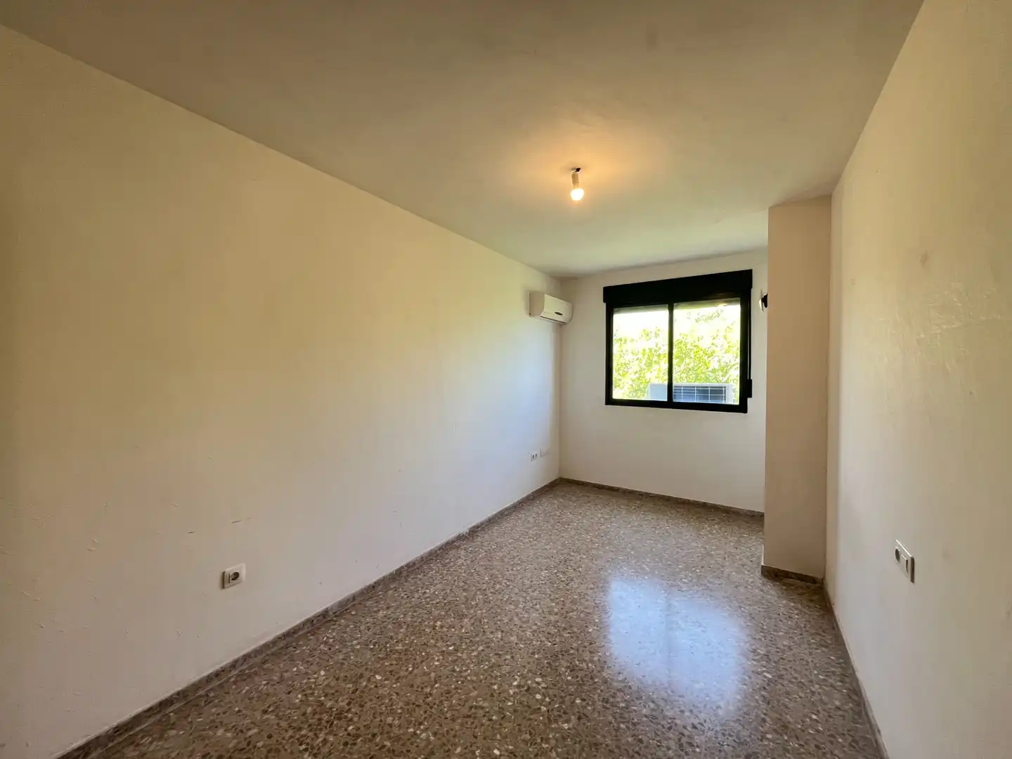 Bedroom of Flat for sale in Faura  with Air Conditioner and Oven
