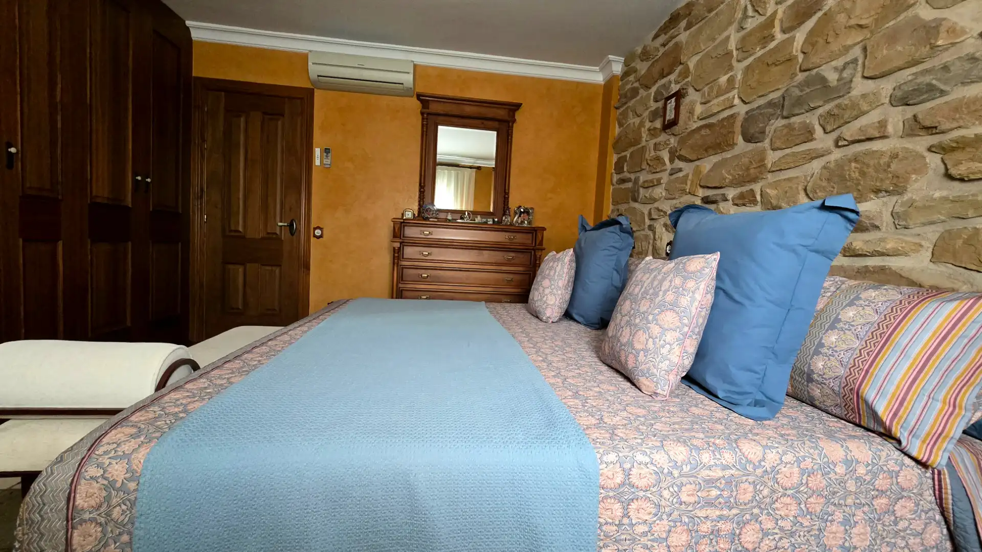 Habitación de Casa adosada en venta en Alcalá de Henares con Aire acondicionado, Calefacción y Jardín privado