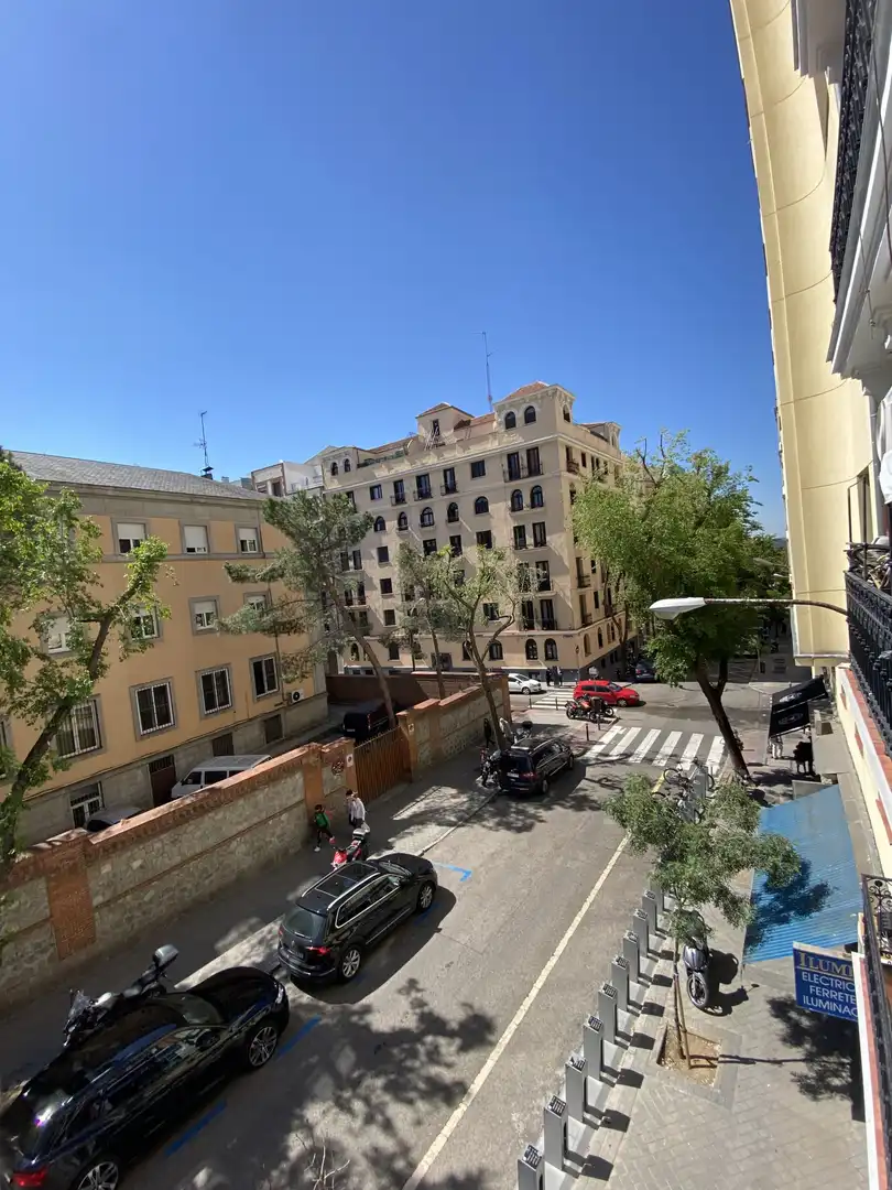 Vista exterior de Piso en venta en Madrid con Calefacción, Amueblado y Horno