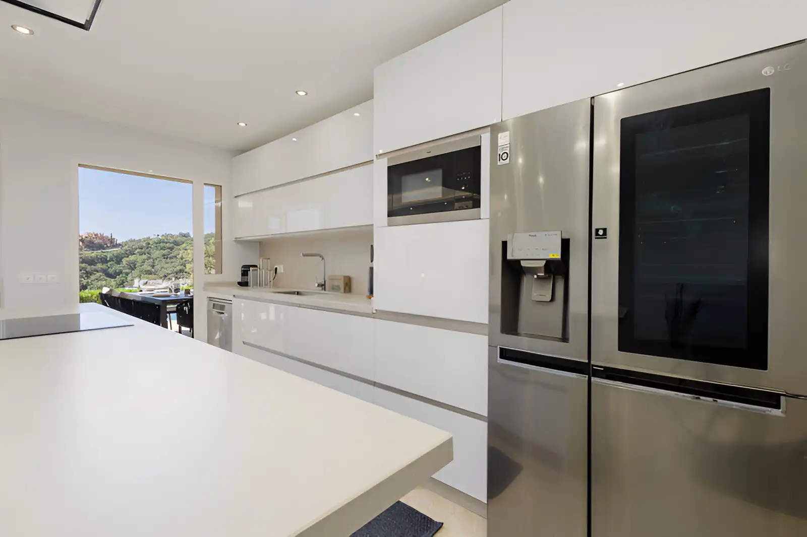 Küche von Erdgeschoss zum Verkauf in Marbella mit Klimaanlage, Privatgarten und Terrasse