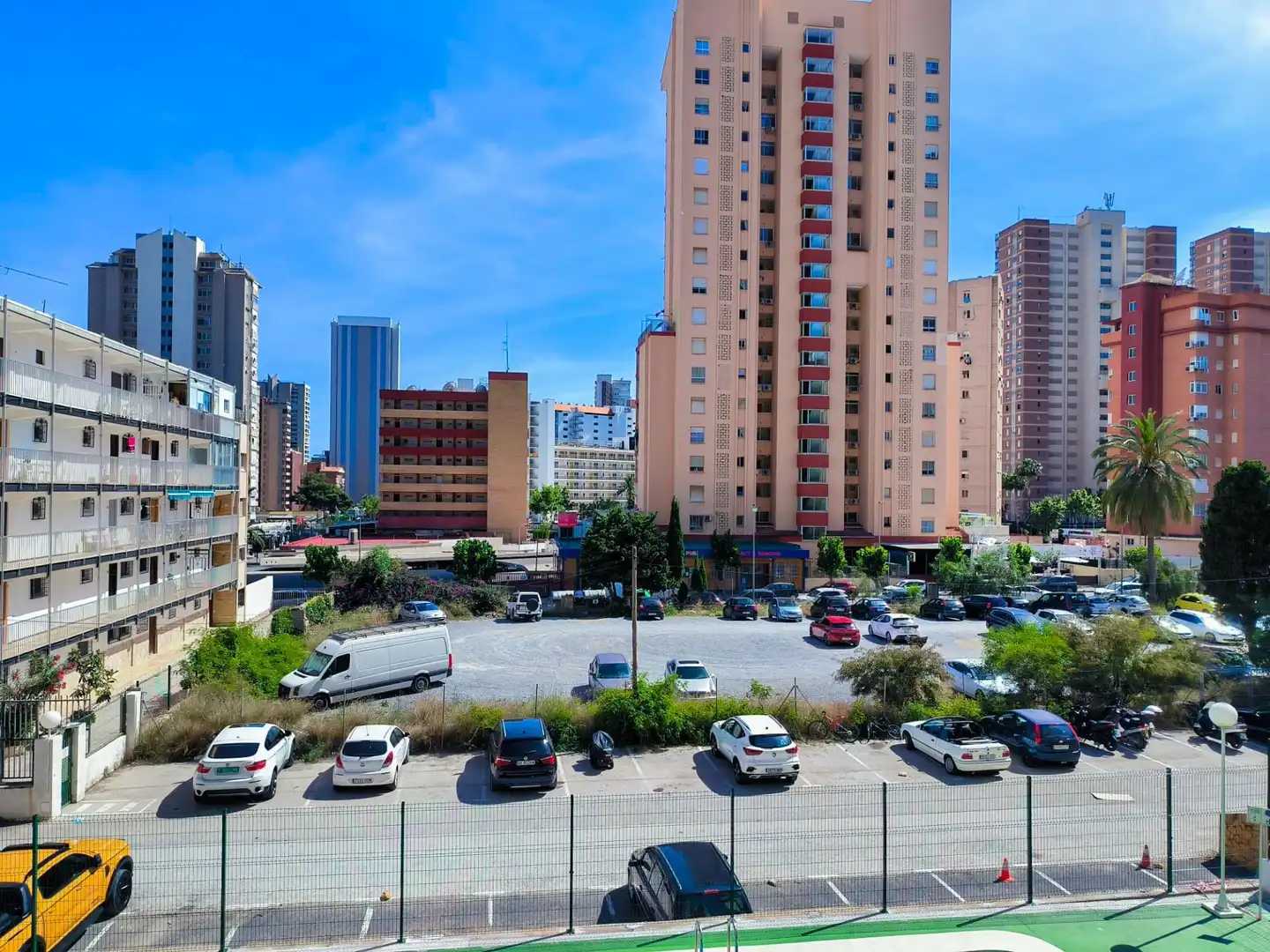 Vista exterior de Apartament en venda en Benidorm amb Aire condicionat, Jardí privat i Moblat