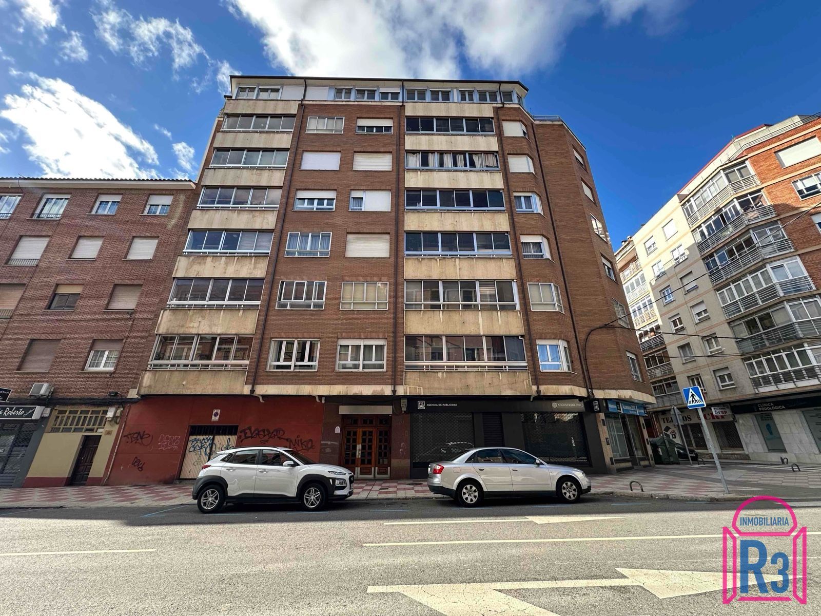 Vista exterior de Pis en venda en León Capital  amb Calefacció i Terrassa