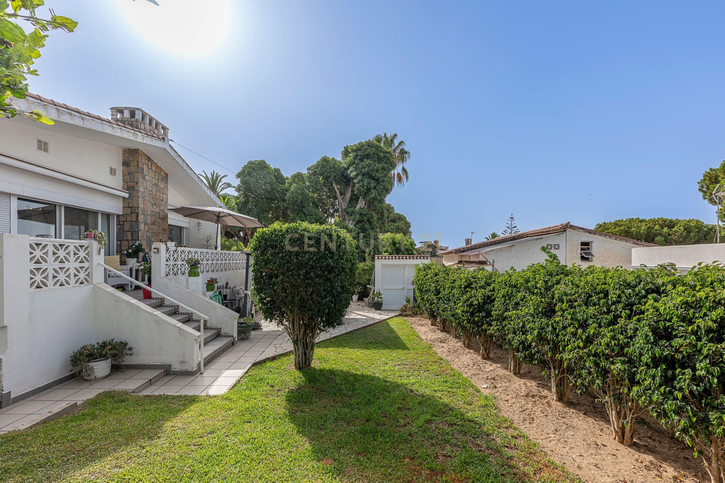 Vista exterior de Casa o xalet en venda en Marbella amb Jardí privat