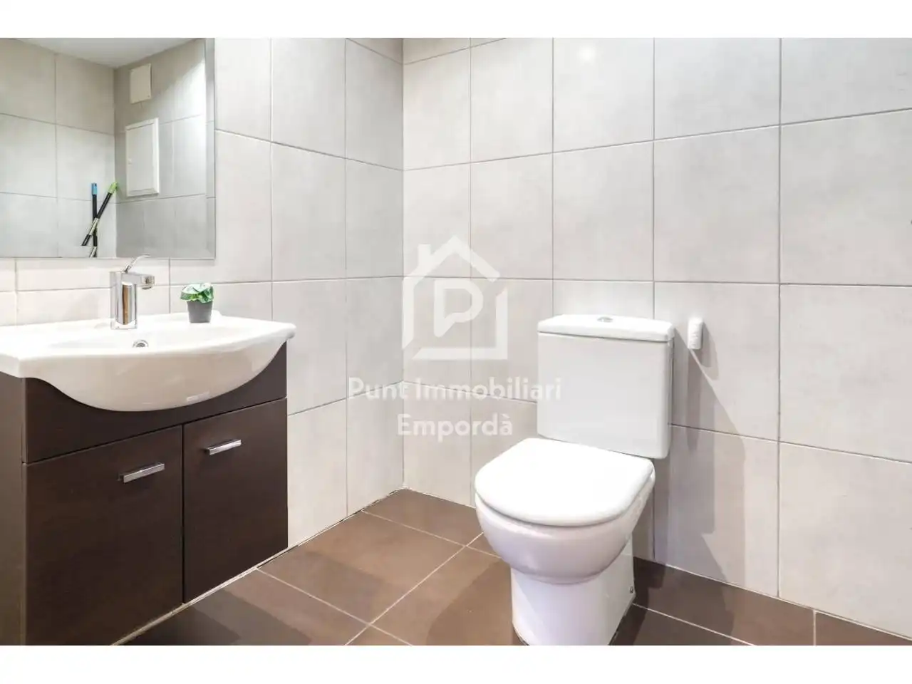 Bathroom of Flat for sale in Figueres  with Air Conditioner, Heating and Private garden