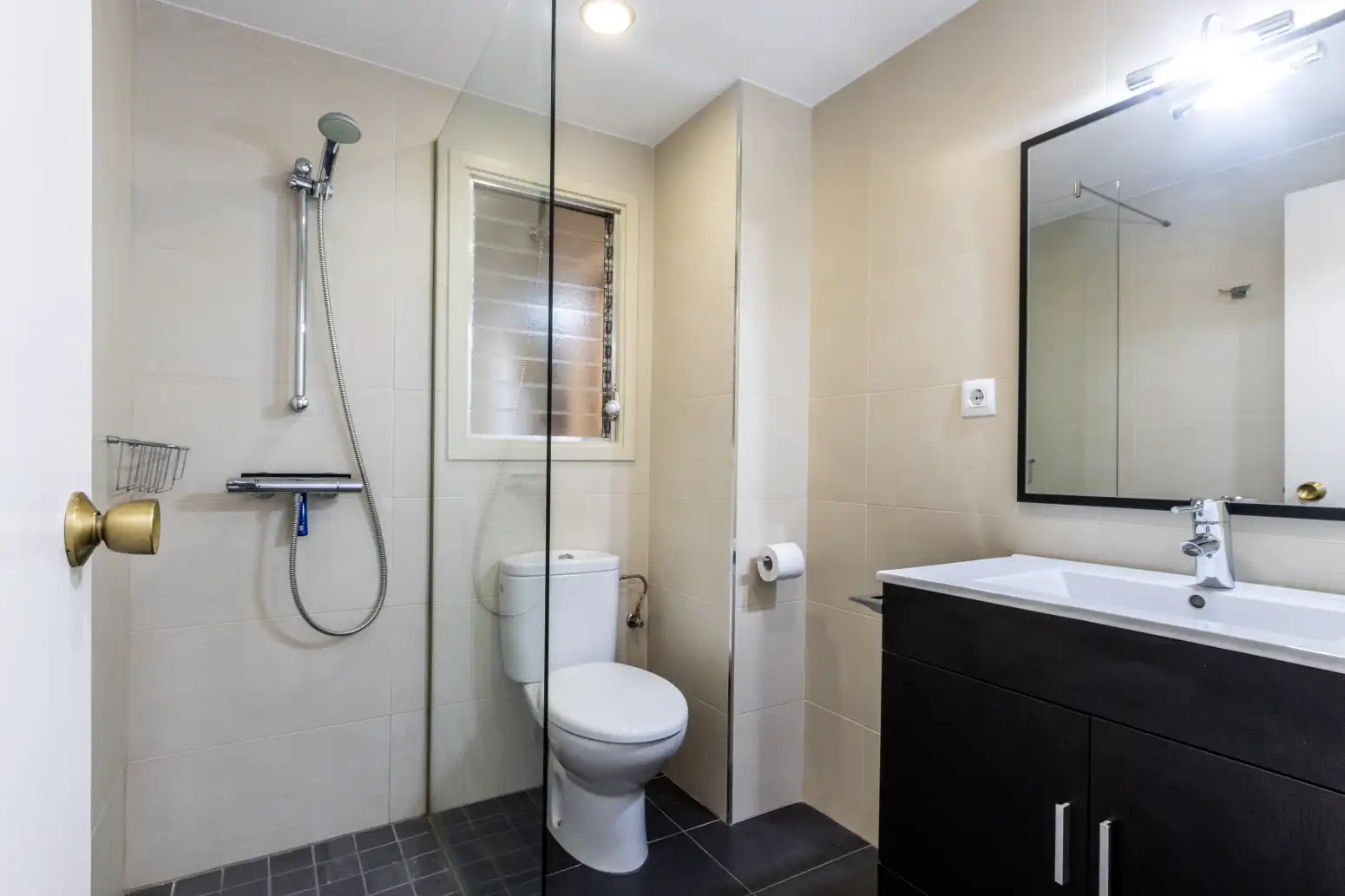 Badezimmer von Wohnung zum Verkauf in Terrassa mit Heizung, Parkett und Balkon