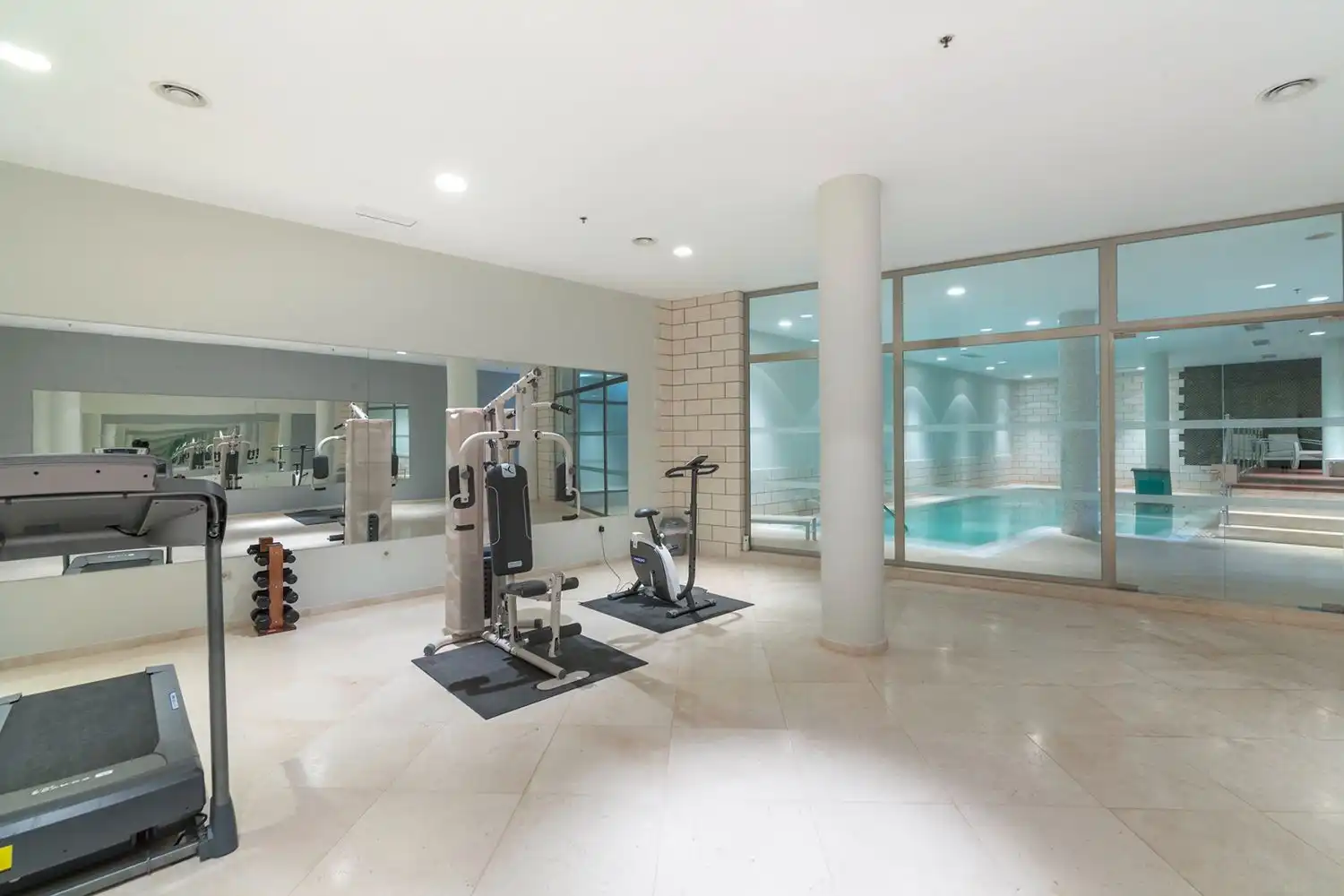 Piscina de Casa adosada en venta en Marbella con Aire acondicionado, Jardín privado y Terraza
