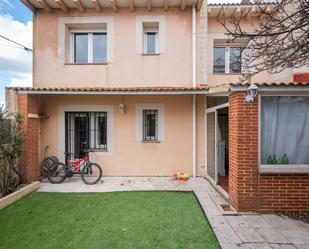 Vista exterior de Casa adosada en venda en La Colilla amb Calefacció, Jardí privat i Terrassa