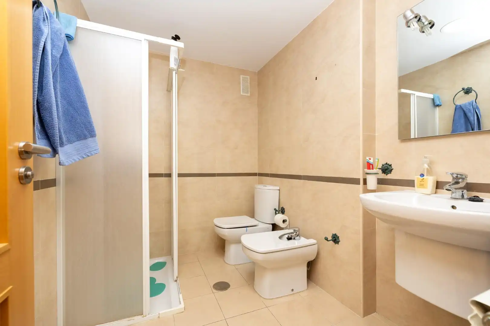 Baño de Piso en venta en Granada con Calefacción, Terraza y Trastero