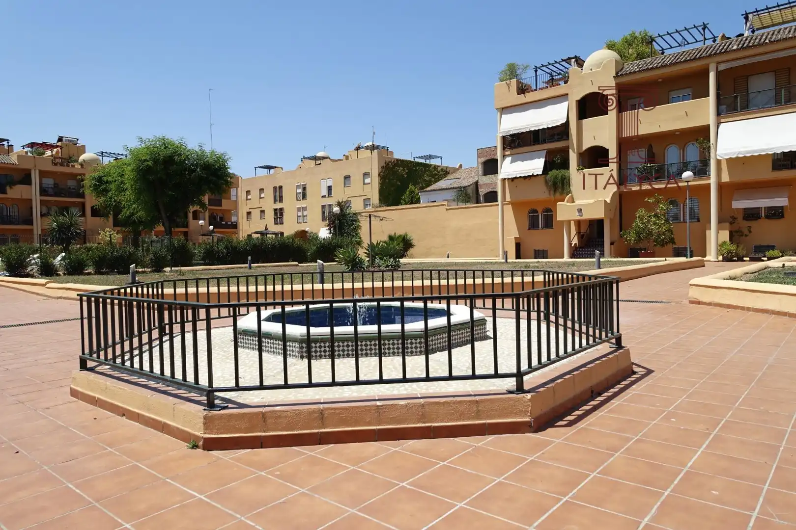 Schwimmbecken von Einfamilien-Reihenhaus zum Verkauf in San Juan de Aznalfarache mit Klimaanlage, Heizung und Privatgarten