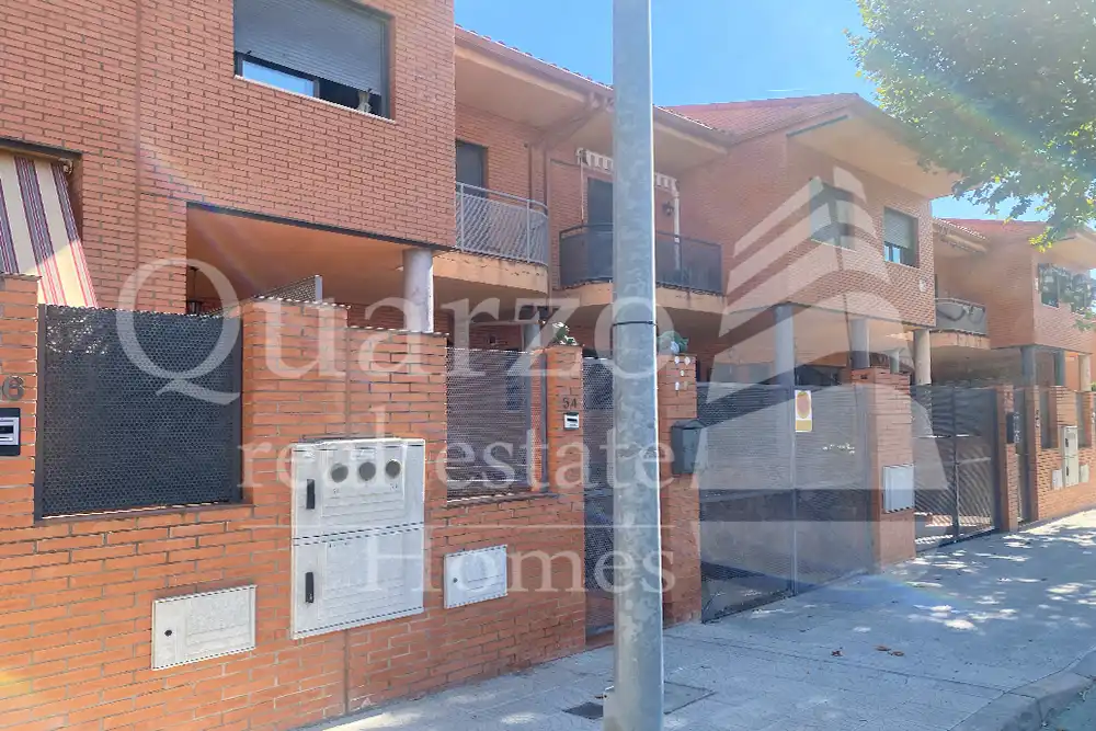 Chalet con piscina en venta en Los Robles, imagen 3