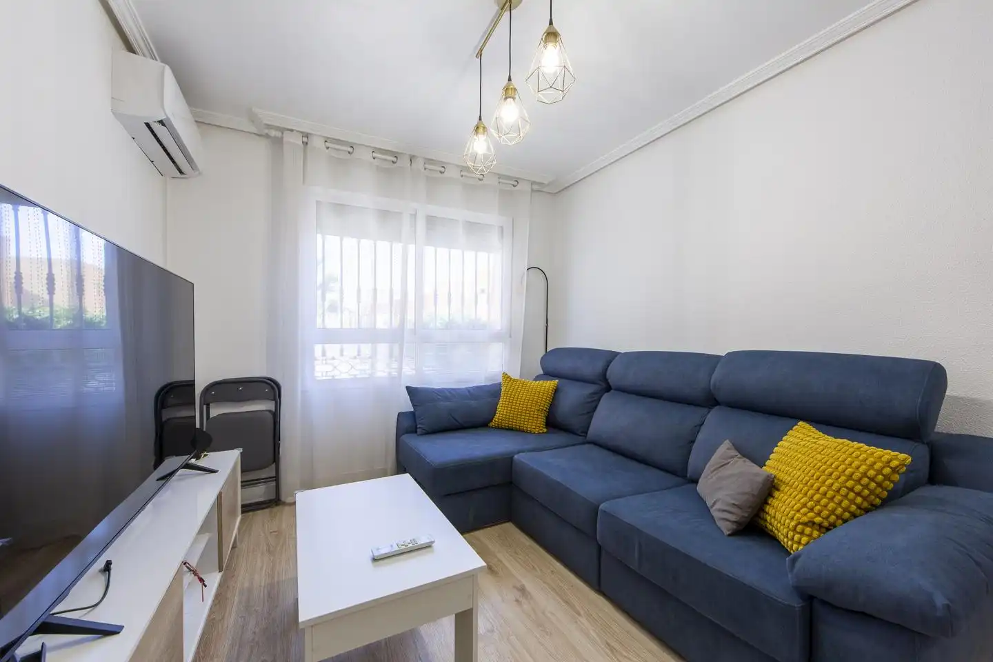 Sala d'estar de Planta baixa en venda en Almería amb Aire condicionat