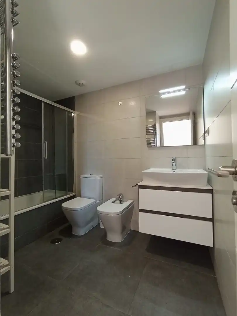 Badezimmer von Dachboden zur Miete in Madrid mit Klimaanlage, Heizung und Terrasse