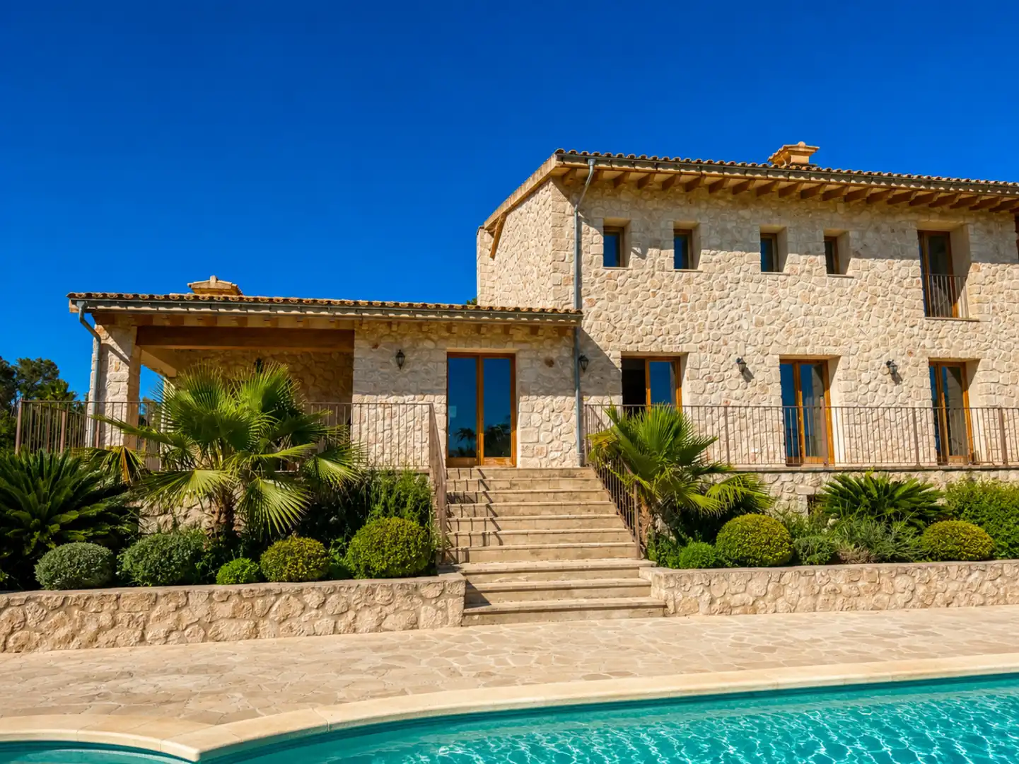 Vista exterior de Casa o xalet en venda en Lloret de Vistalegre amb Aire condicionat, Terrassa i Piscina