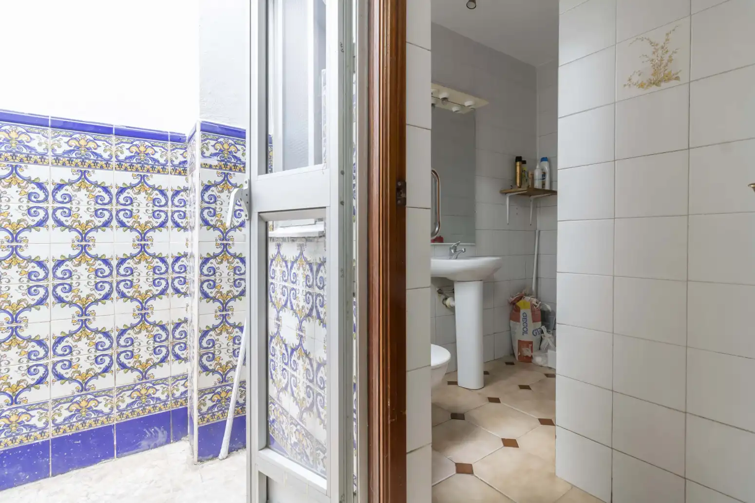 Badezimmer von Einfamilien-Reihenhaus zum Verkauf in Sevilla mit Terrasse, Abstellraum und Balkon