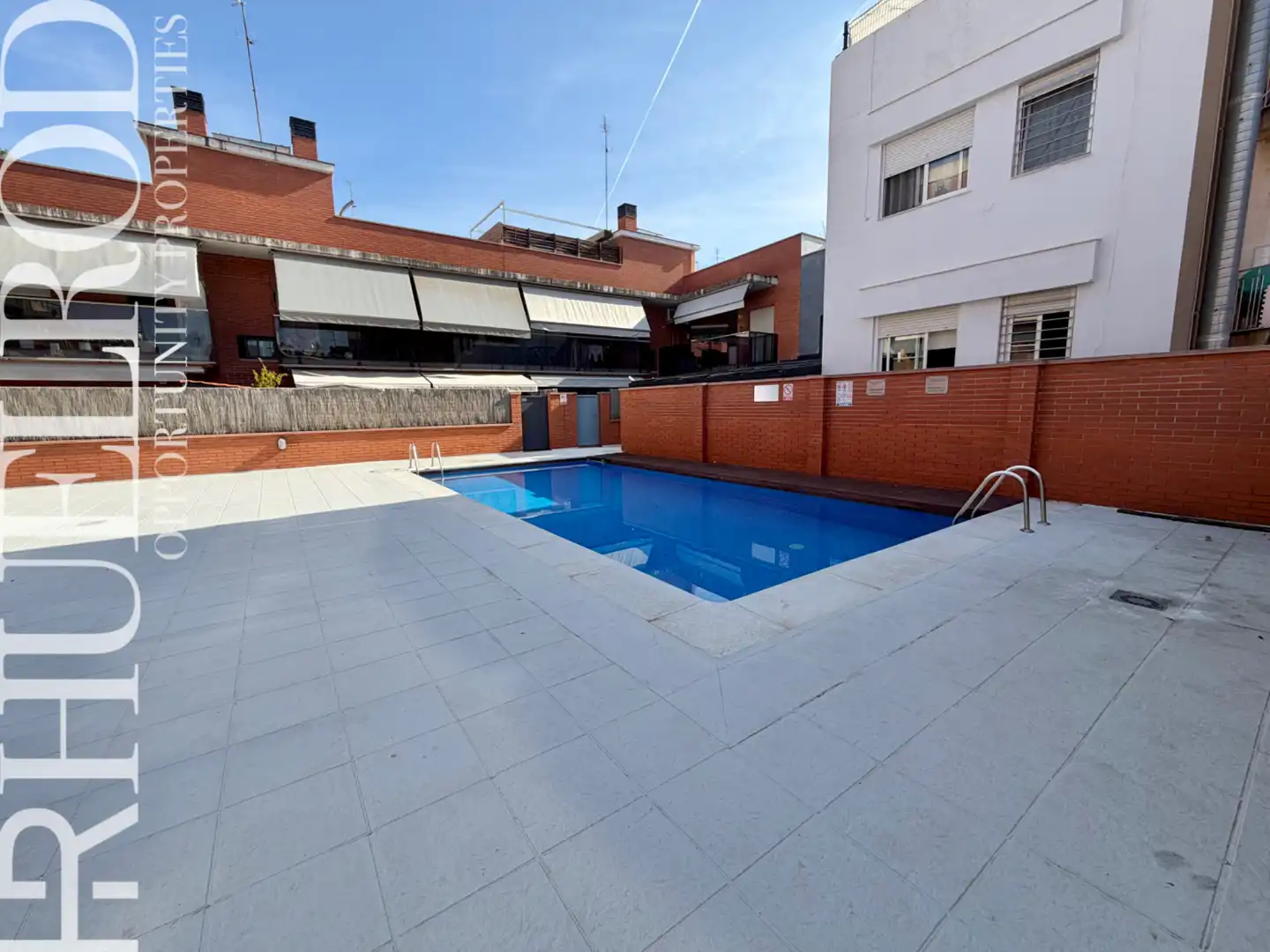 Schwimmbecken von Wohnung zum Verkauf in Badalona mit Klimaanlage, Heizung und Parkett