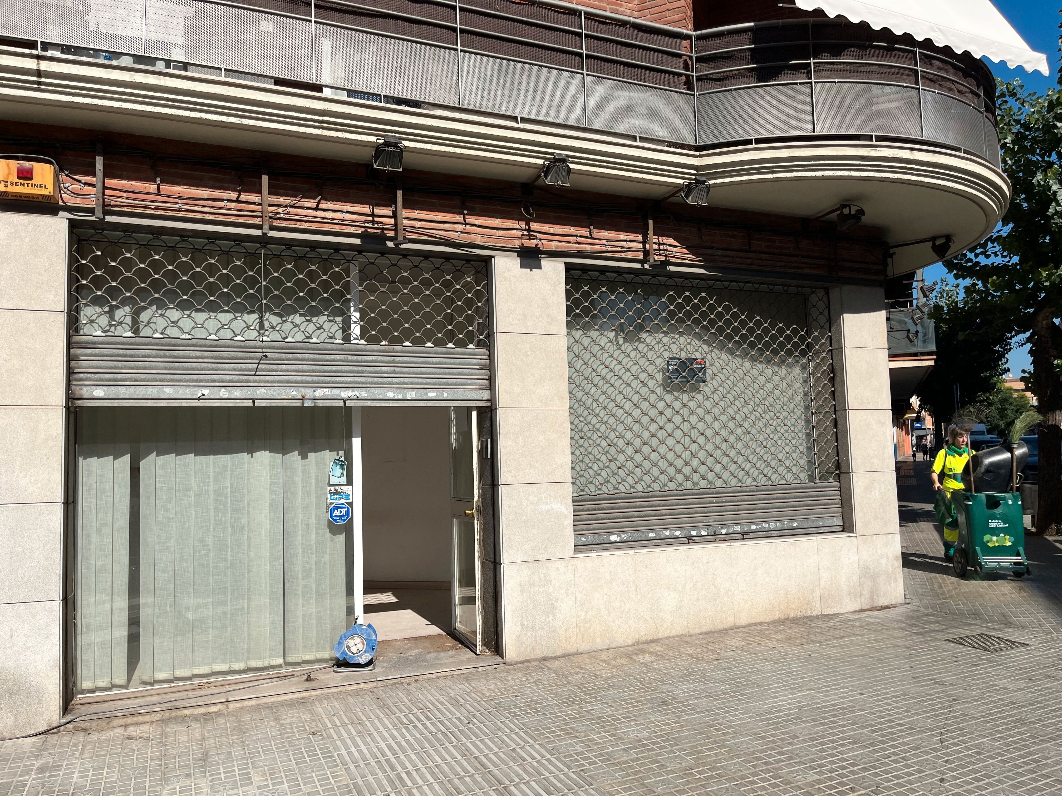 Premises for sale in Rubí  with Air Conditioner and Heating