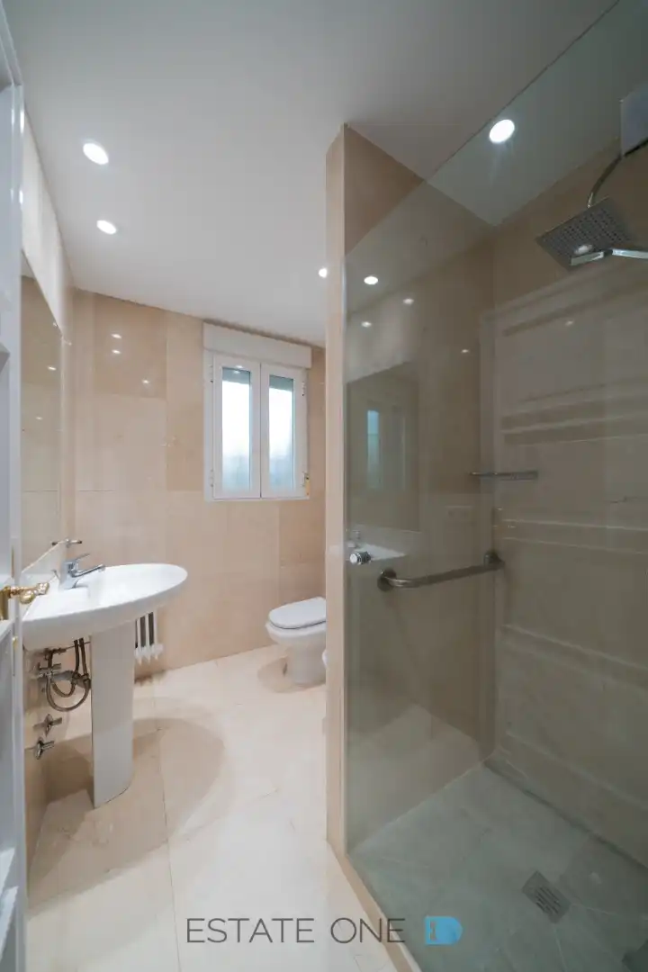 Baño de Casa o chalet de alquiler en Madrid con Aire acondicionado, Calefacción y Jardín privado