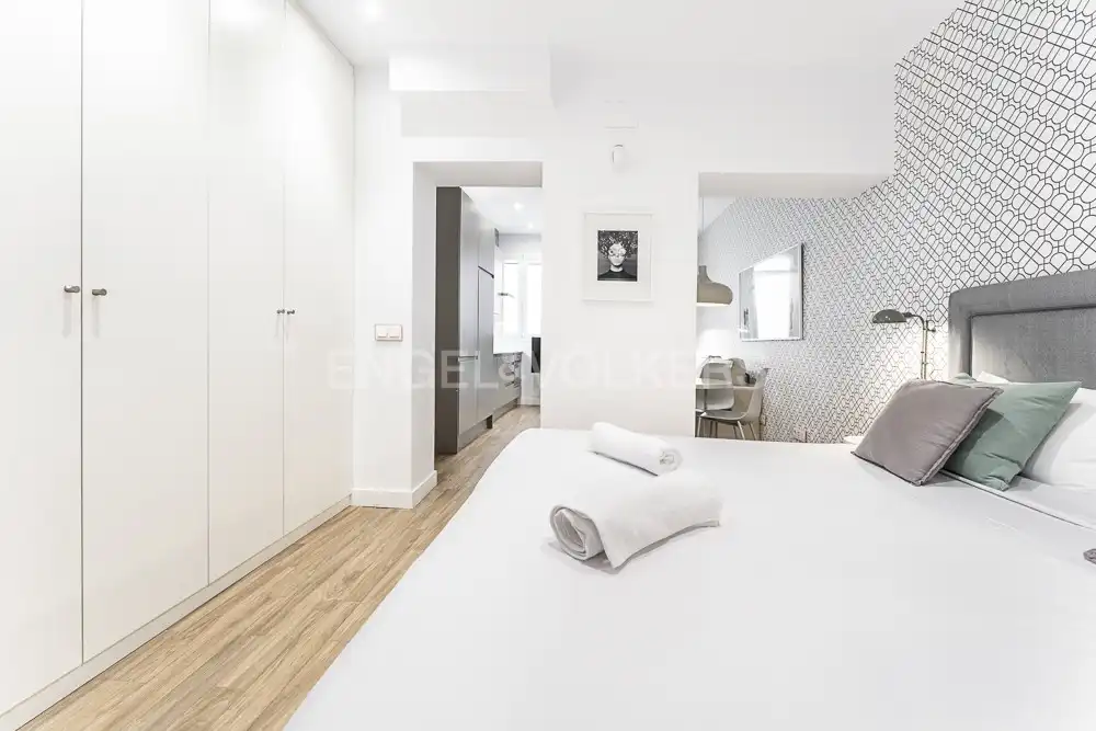 Dormitori de Apartament de lloguer en Madrid amb Aire condicionat, Calefacció i Moblat