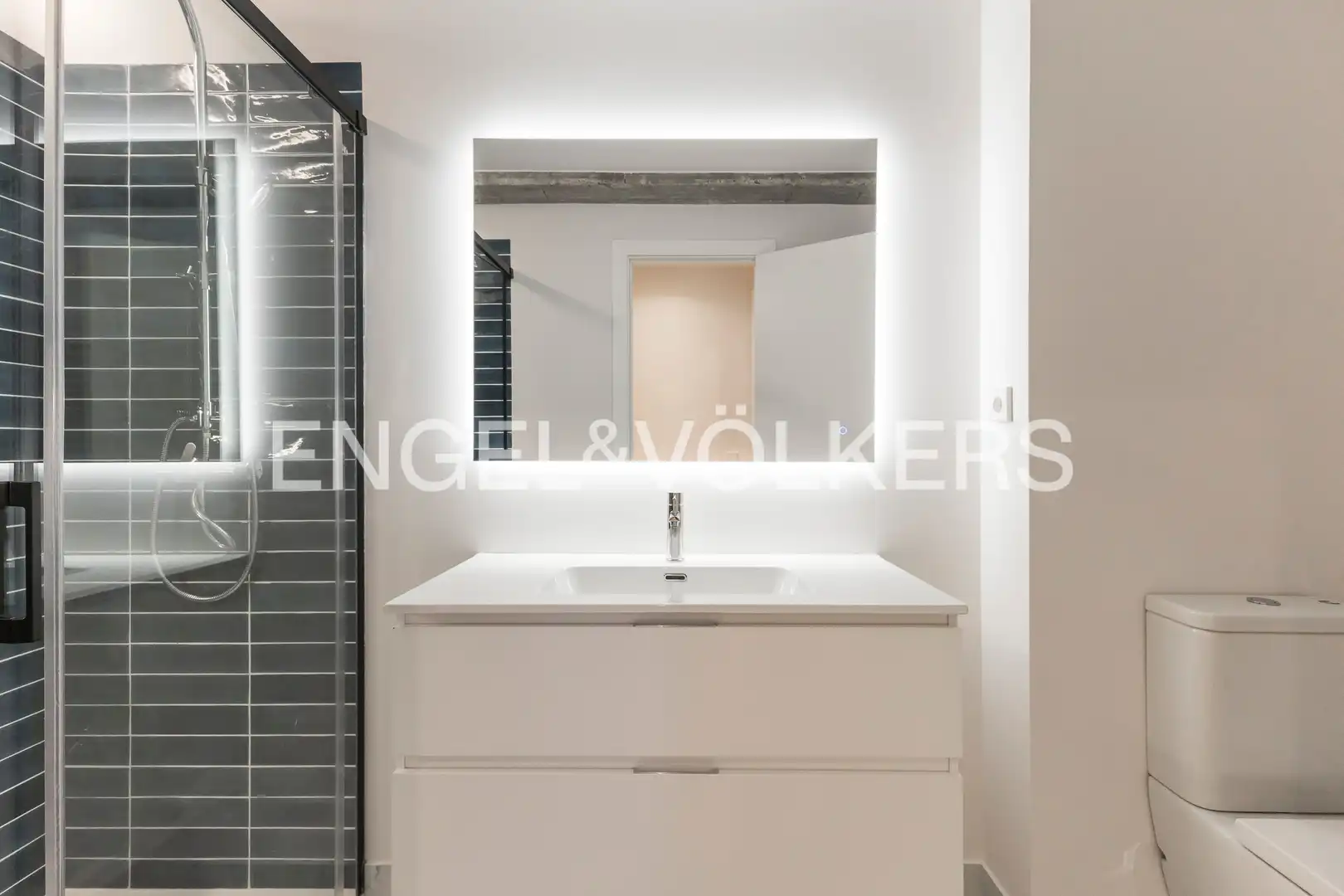 Bathroom of Flat for rent in Madrid  with Air Conditioner, Heating and Parquet flooring