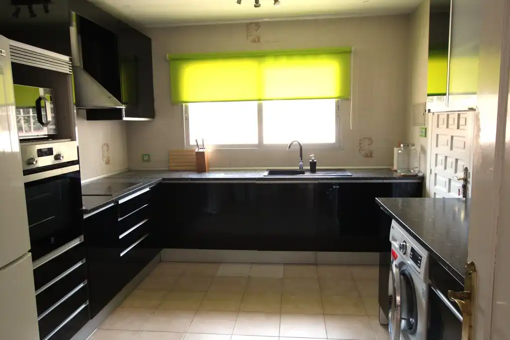 Cuina de Casa o xalet en venda en Marbella amb Aire condicionat, Jardí privat i Terrassa