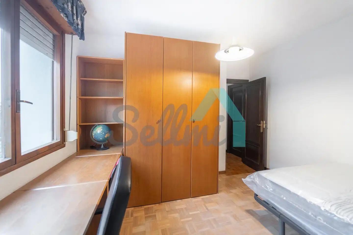Bedroom of Flat for share in Oviedo   with Heating, Parquet flooring and Furnished