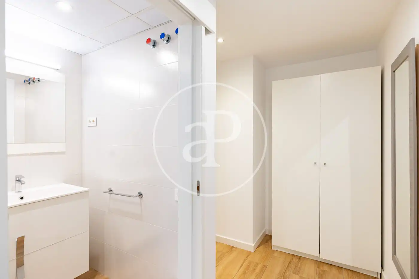 Wohnung zum Verkauf in Barcelona mit Klimaanlage, Heizung und Balkon