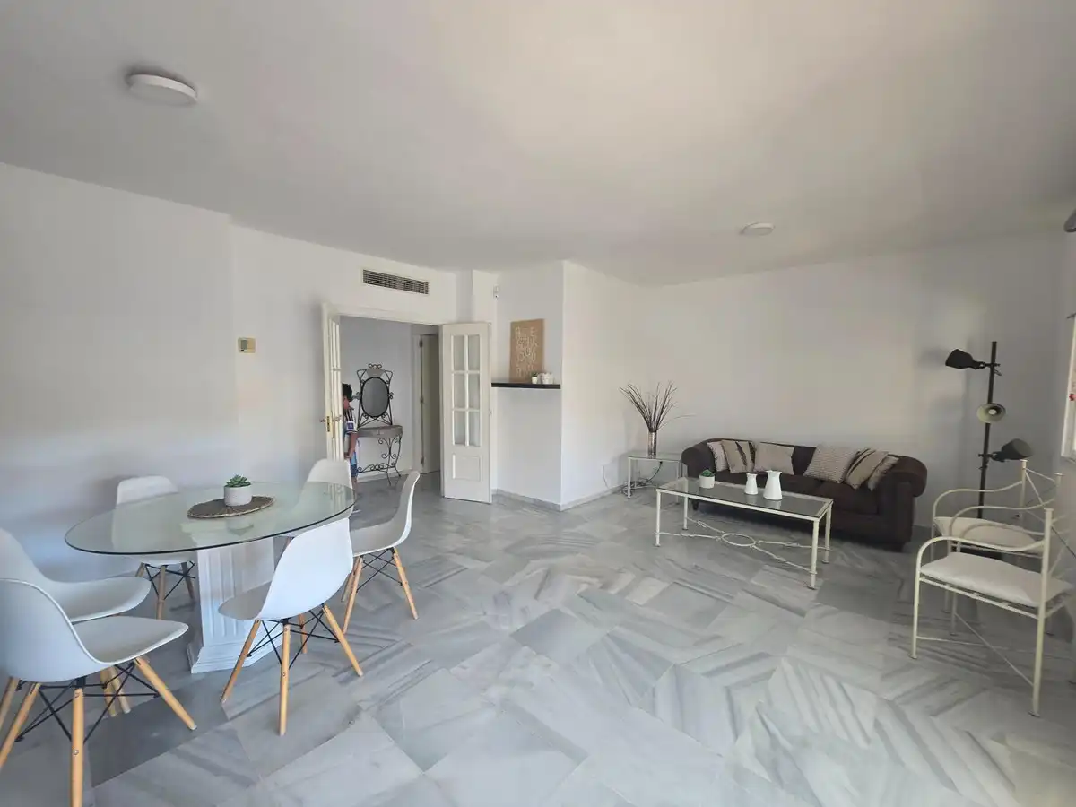Sala d'estar de Apartament en venda en Benalmádena amb Aire condicionat, Calefacció i Jardí privat
