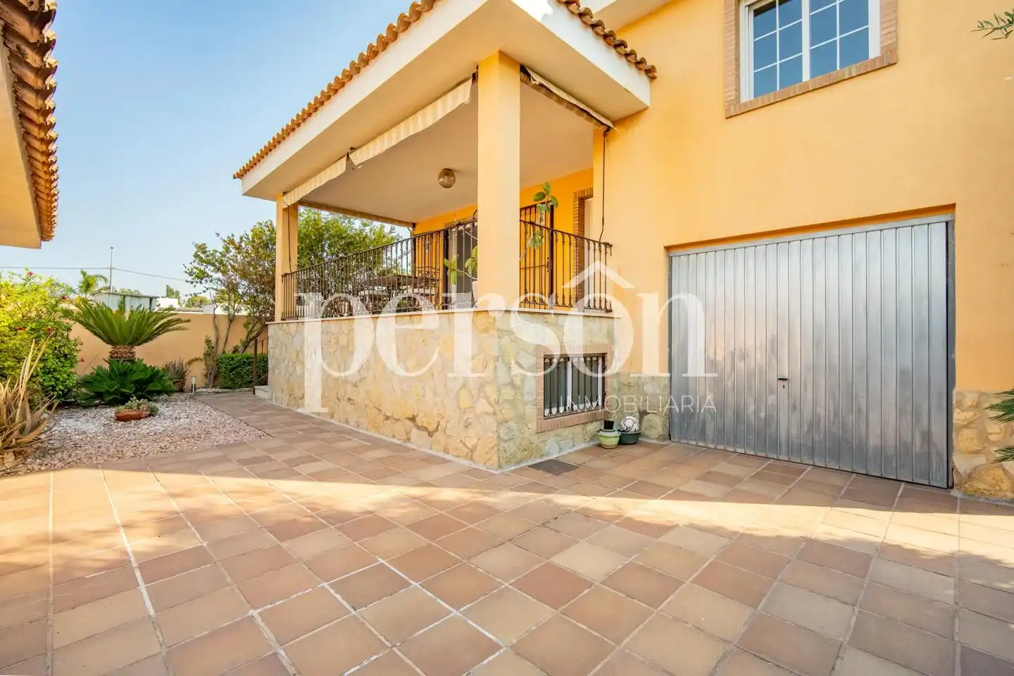 Terrassa de Casa o xalet en venda en La Pobla de Vallbona amb Aire condicionat, Calefacció i Jardí privat