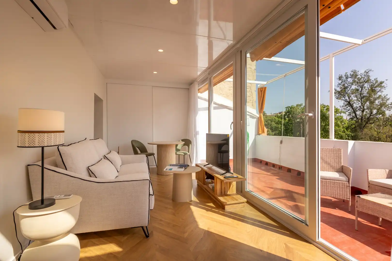 Living room of Flat for rent in Sevilla  with Air Conditioner and Terrace