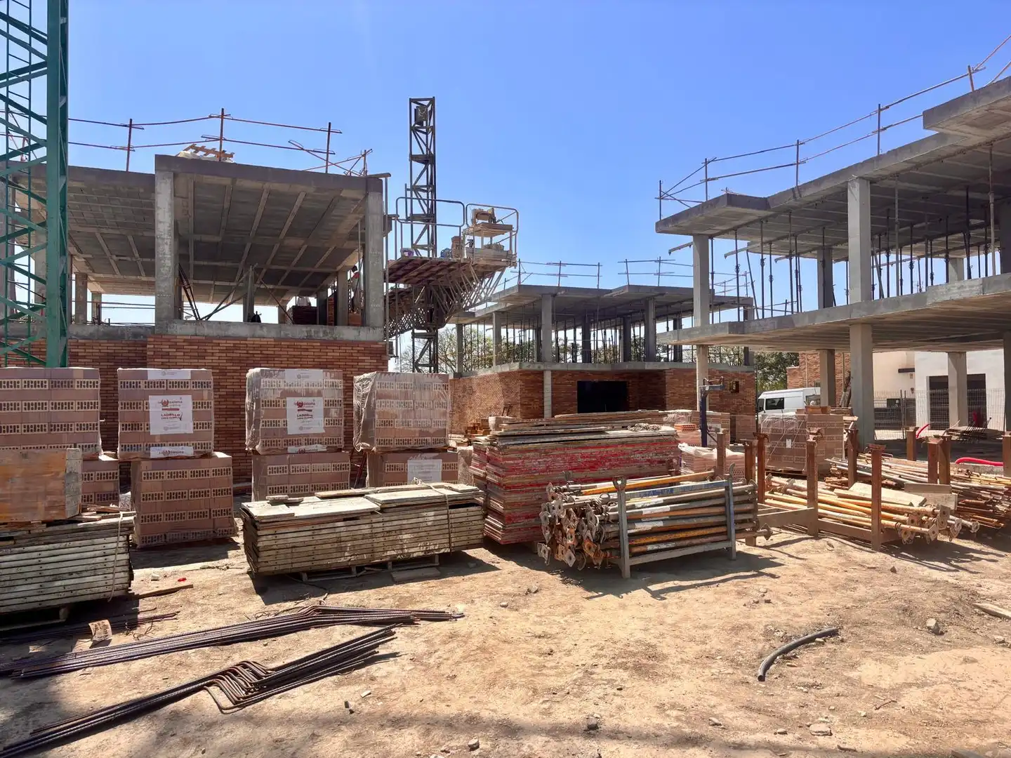 Vista exterior de Casa adosada en venda en Almería amb Jardí privat, Terrassa i Balcó