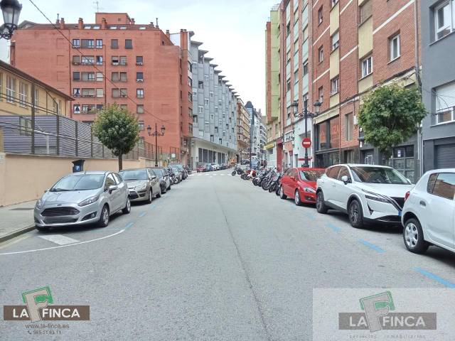 Garaje en Alquiler en Milán - Pumarín