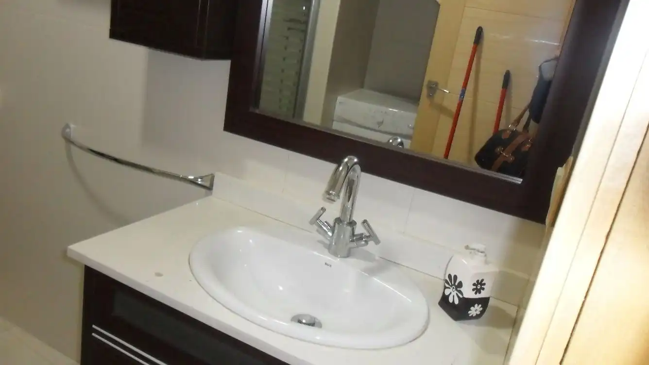 Badezimmer von Einfamilien-Reihenhaus zur Miete in Villarrobledo mit Klimaanlage, Heizung und Parkett
