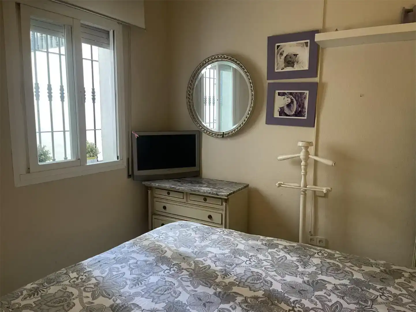 Schlafzimmer von Erdgeschoss zur Miete in Marbella mit Klimaanlage und Schwimmbad