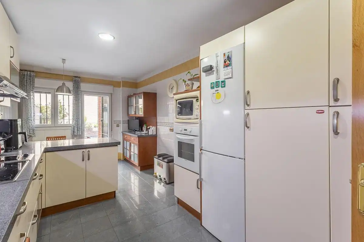 Cocina de Casa adosada en venta en Granada con Calefacción, Jardín privado y Terraza
