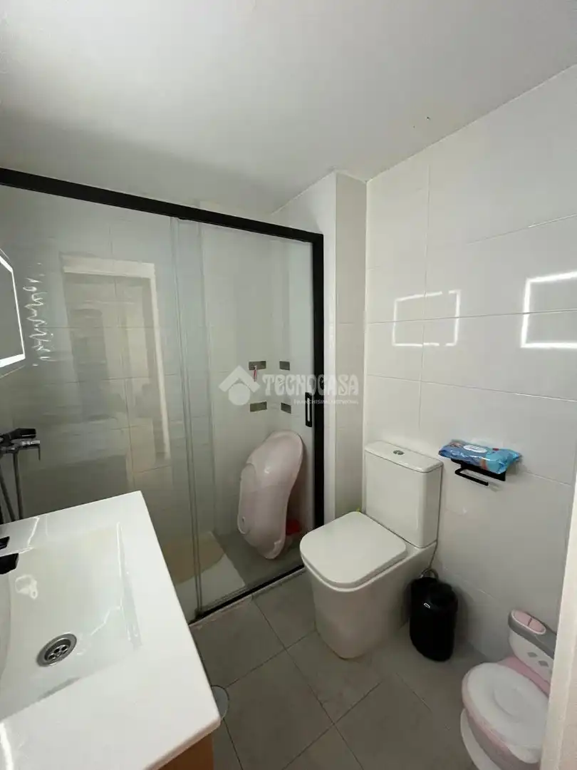 Baño de Piso en venta en Sevilla con Calefacción, Terraza y Amueblado