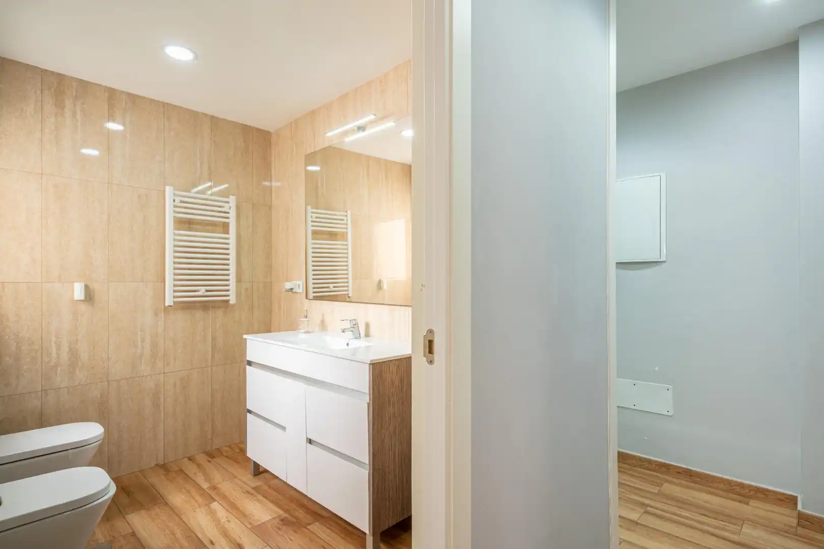 Badezimmer von Wohnung zur Miete in Almería mit Klimaanlage, Heizung und Terrasse