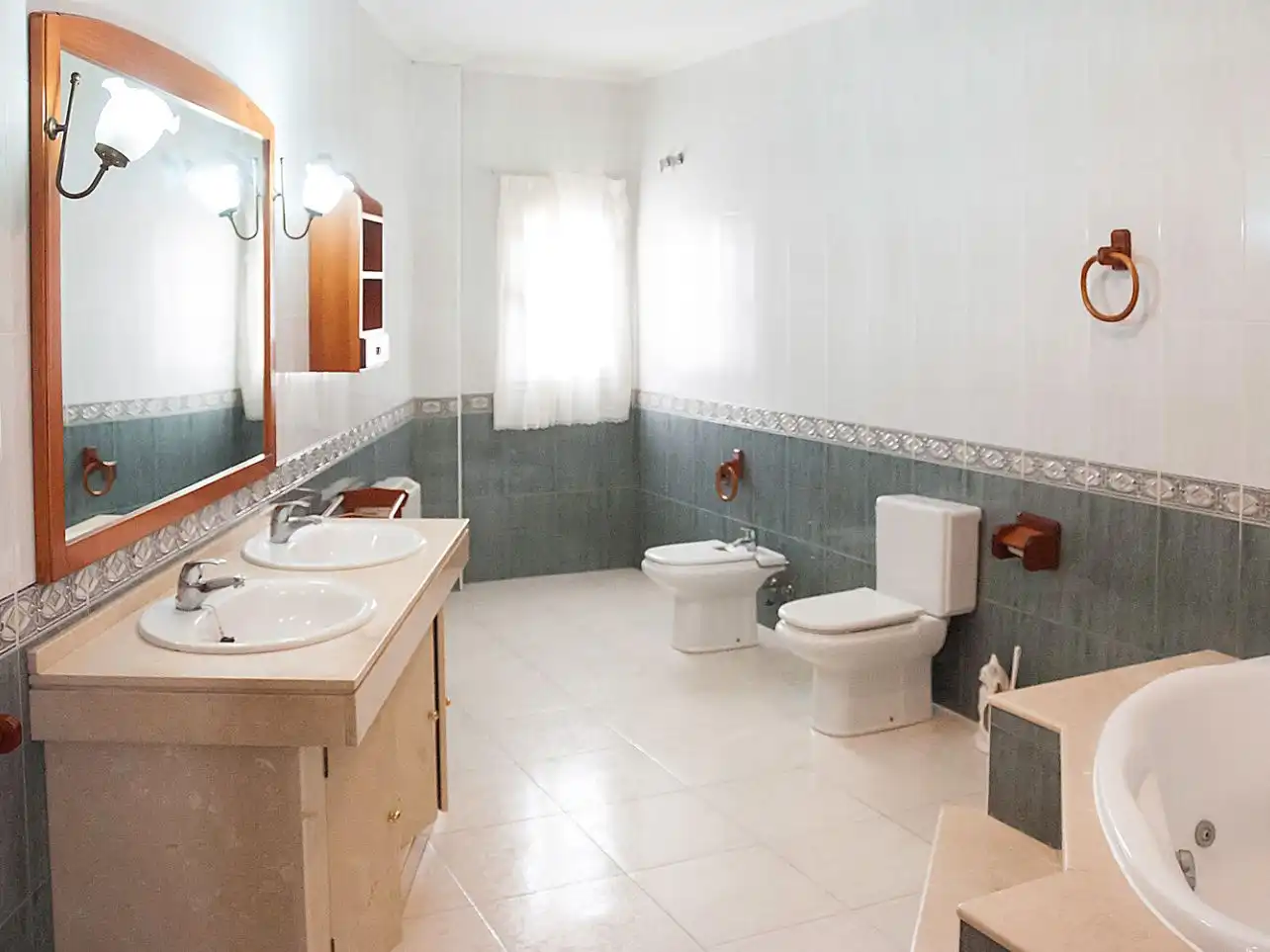 Bathroom of Commercial properties for sale in Segura de la Sierra  with Air Conditioner, Heating and Terrace