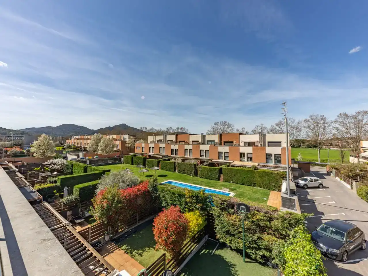 Vista exterior de Casa adosada en venda en Vilanova del Vallès amb Aire condicionat i Piscina