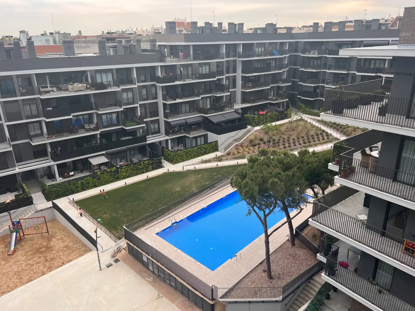 Schwimmbecken von Wohnung zum Verkauf in Terrassa mit Klimaanlage, Heizung und Parkett