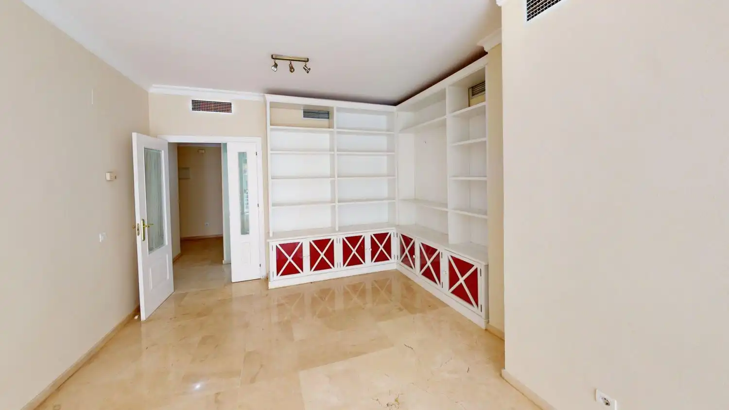Living room of Flat for rent in Sevilla  with Air Conditioner, Heating and Storage room