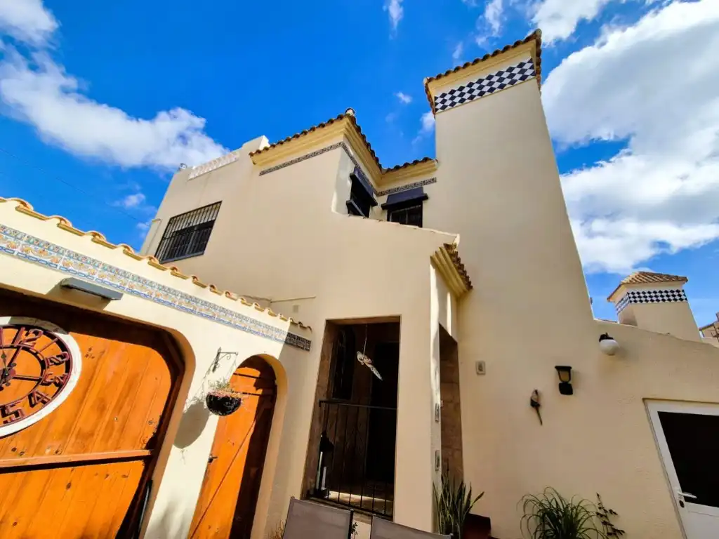 Vista exterior de Casa o xalet en venda en Villamartín amb Jardí privat