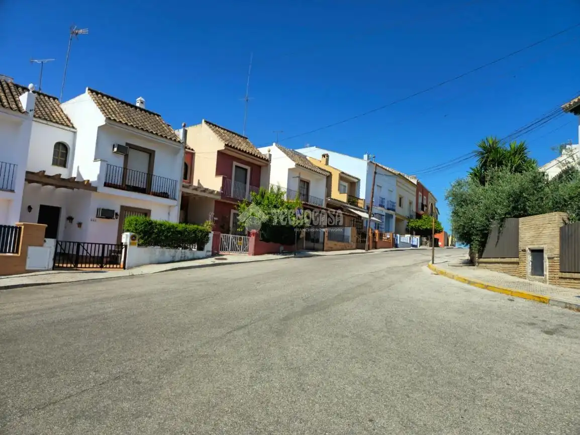 Vista exterior de Casa adosada en venta en Morón de la Frontera con Aire acondicionado