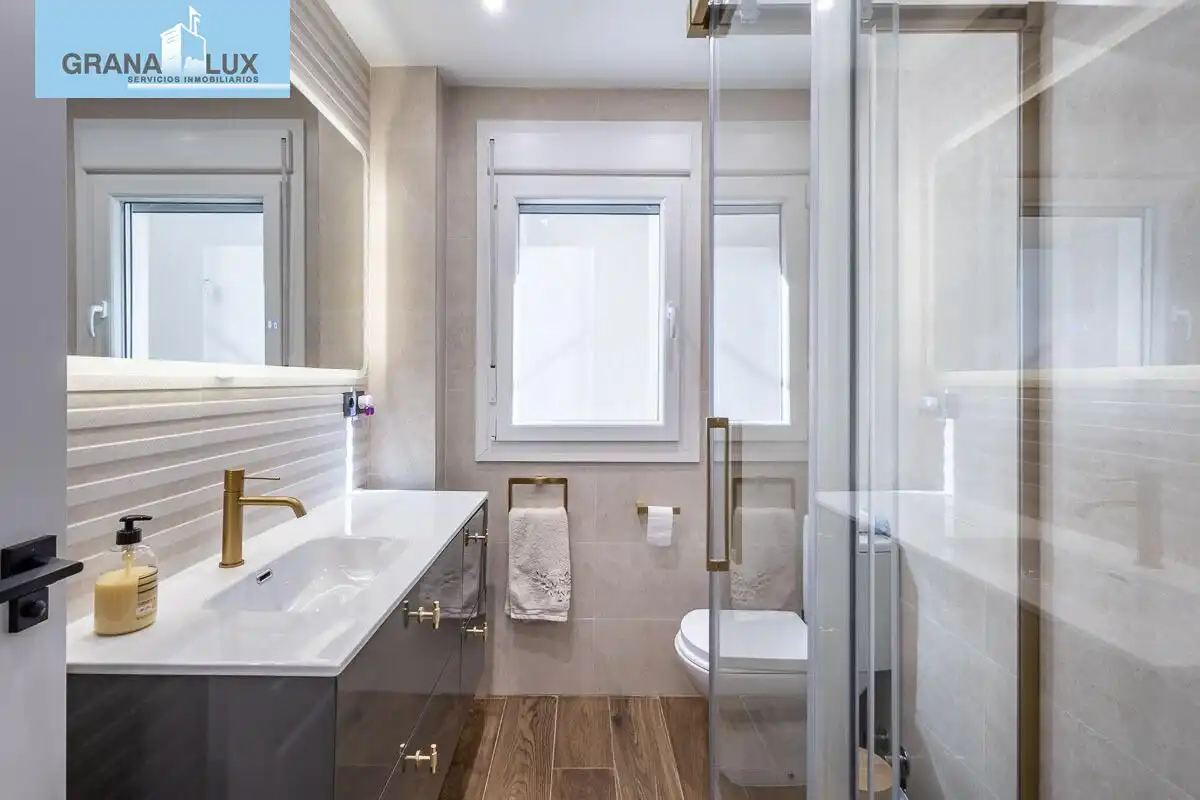 Badezimmer von Haus oder Chalet zum Verkauf in Peligros mit Klimaanlage, Heizung und Terrasse