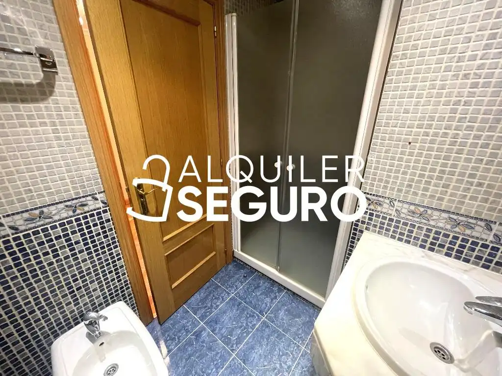 Baño de Piso de alquiler en Madrid con Aire acondicionado, Calefacción y Trastero